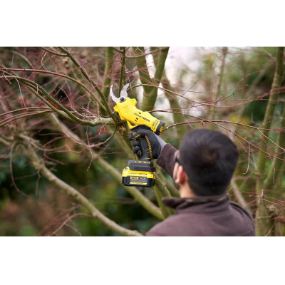 Набір акумуляторних садових інструментів STANLEY FatMax SFMCCS630M1+SFMCPP32M1